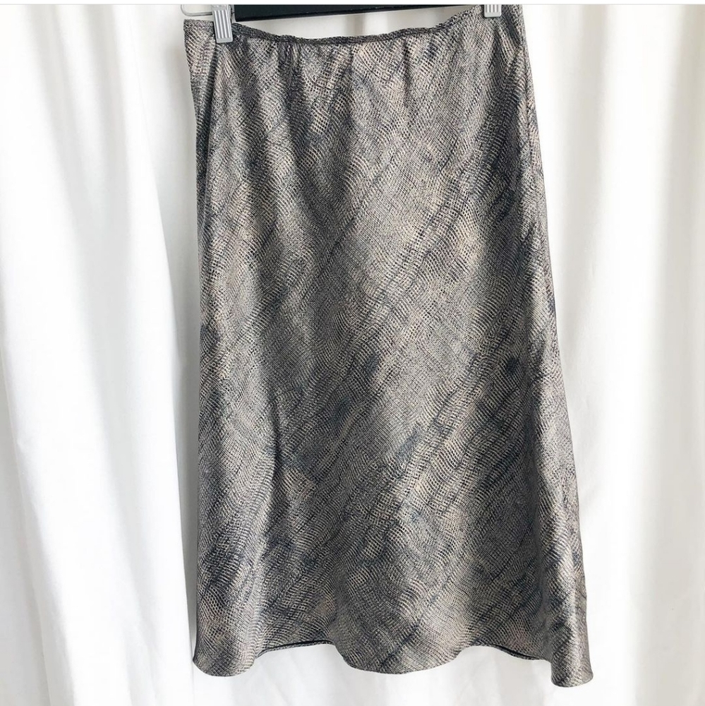 Kenneth Cole silk skirt with elasticized waist
.
.